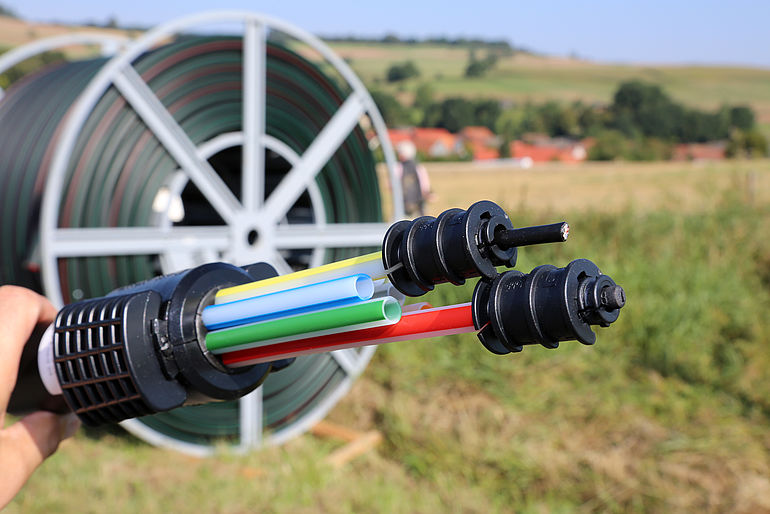 Symbolfoto zum Thema Breitbandausbau mit Modell eines Breitbandkabels