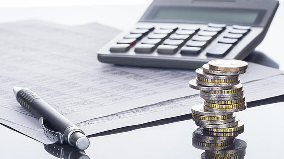 Finanzen, Euro M��nzstapel, Kugelschreiber, Tabellen,  und Taschenrechner, Hintergrund