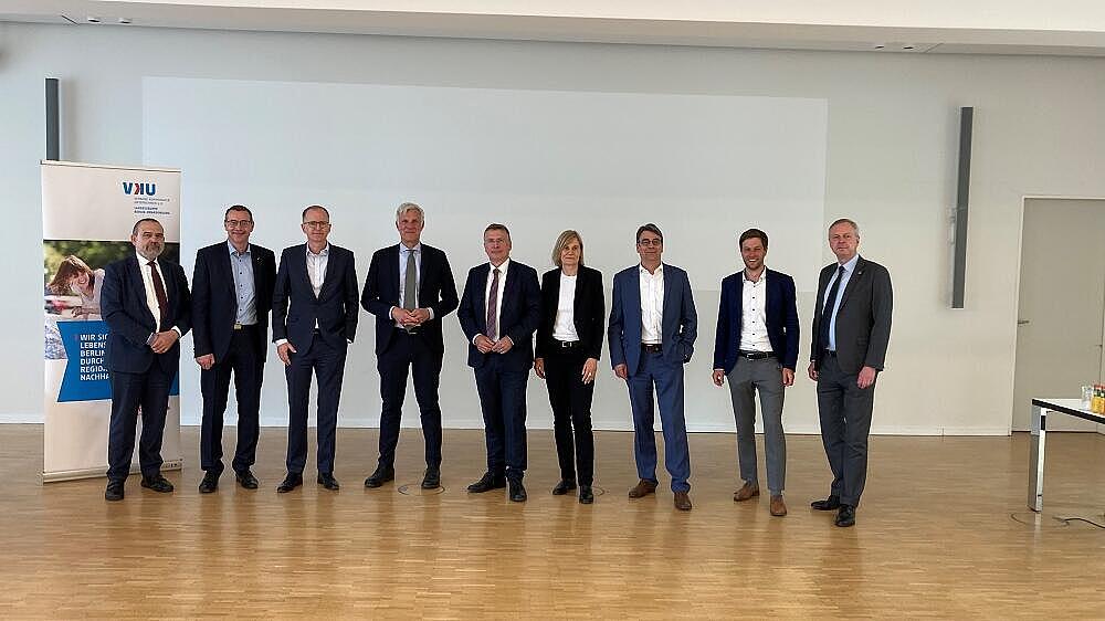 Gruppe von Menschen steht in einem Raum