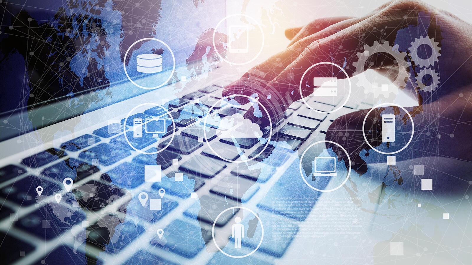Hand tippt auf Laptop-Tastatur, darüber digitale Symbole für Cloud, Daten, Netzwerk und Technologie.