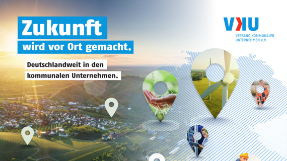 Ein Grafisches Layout mit dem Text "Zukunft wird vor Ort gemacht" in blau. Im Hintergrund sind ländliche Szenen und Symbole, die kommunale Unternehmen darstellen, mit bunten Standortmarkierungen.
