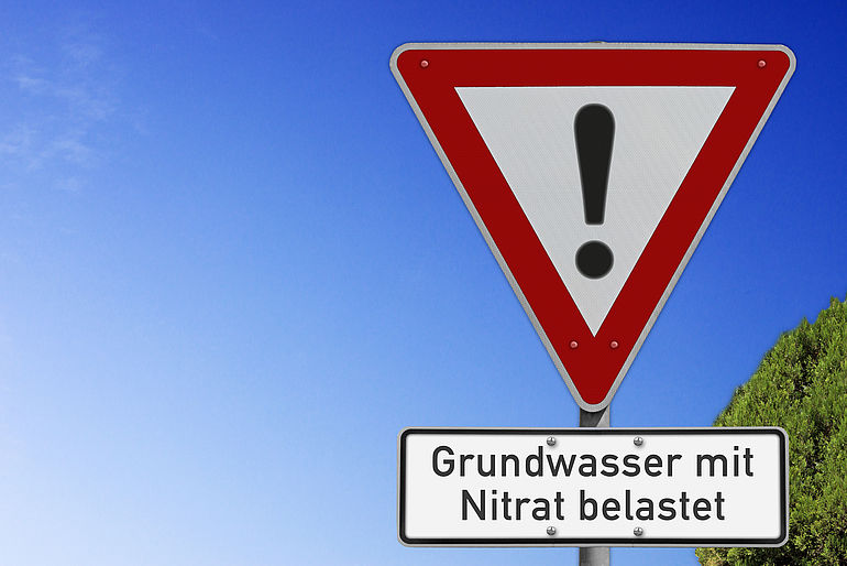 Grundwasser mit Nitrat belastet, Warnschild mit Textfreiraum