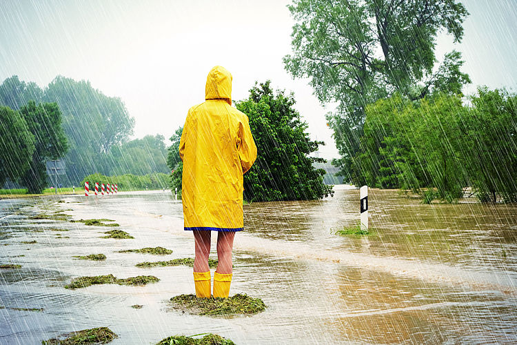 Frau im Hochwasser