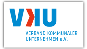 Logo mit dem Schriftzug "VKU", bei dem das K spiegelverkehrt ist. Darunter steht in kleinerer Schrift "Verband kommunaler Unternehmen e.V."