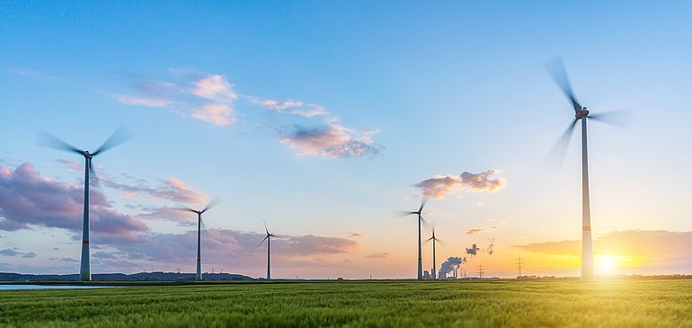 Windpark mit Kohlekraftwerk Panorama