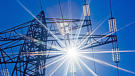 Stromleitung mit Sonne