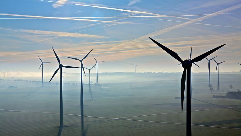 Windpark im Morgennebel