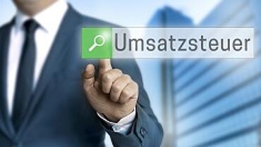 Umsatzsteuer browser wird von gesch��ftsmann bedient Hintergrund