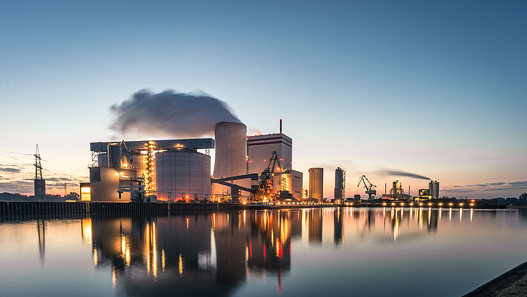 L��nen Kohlekraftwerk am Kanal beim Sonnenaufgang