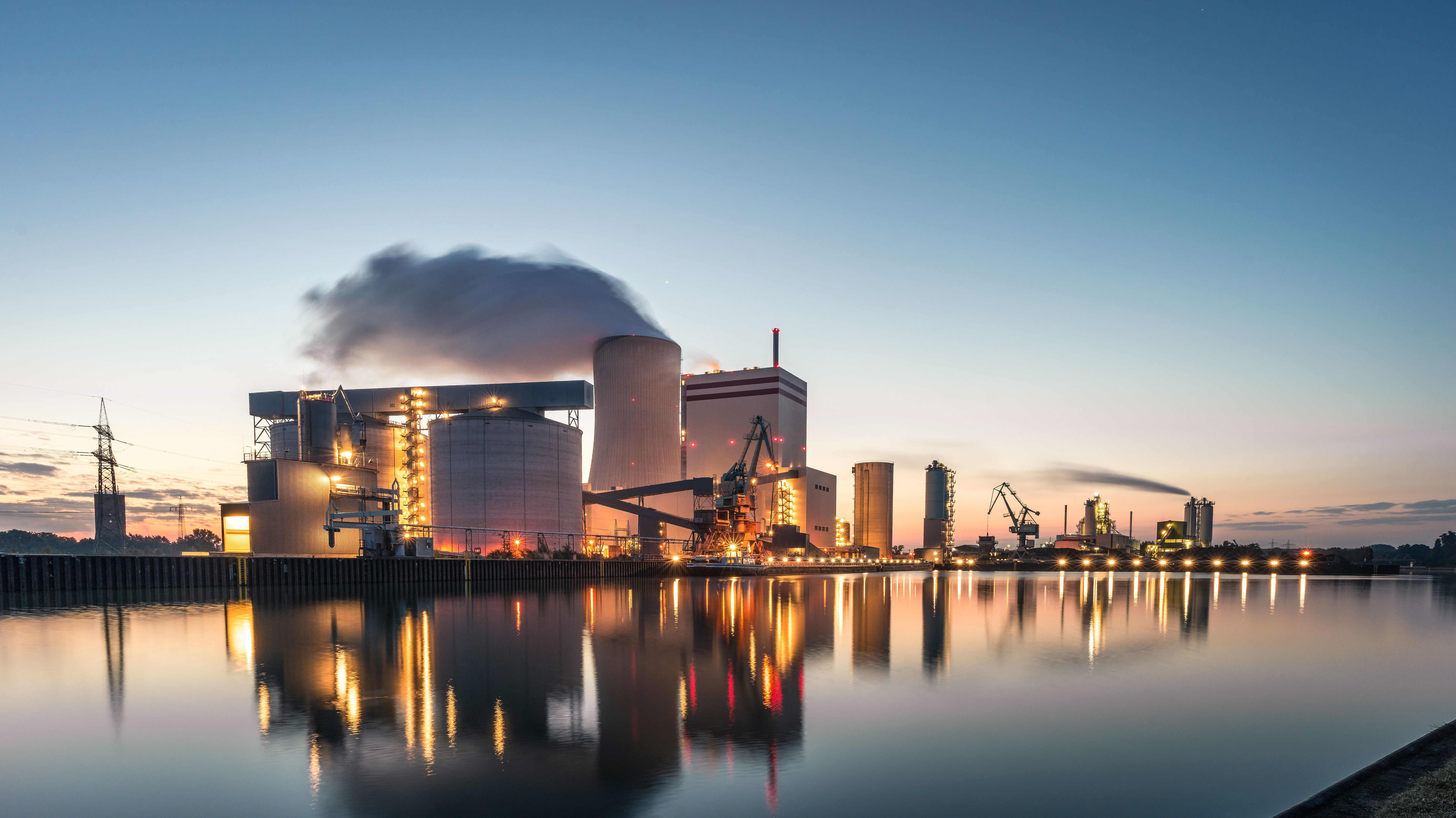 L��nen Kohlekraftwerk am Kanal beim Sonnenaufgang