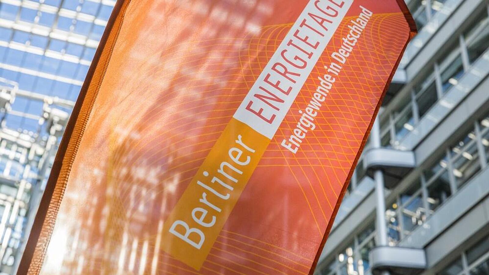 Eine orange-farbene Beachflag der Berliner Energietage in einem Gebäude.