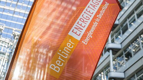 Eine orange-farbene Beachflag der Berliner Energietage in einem Gebäude.
