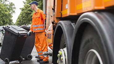 Abfalllader bei der Arbeit