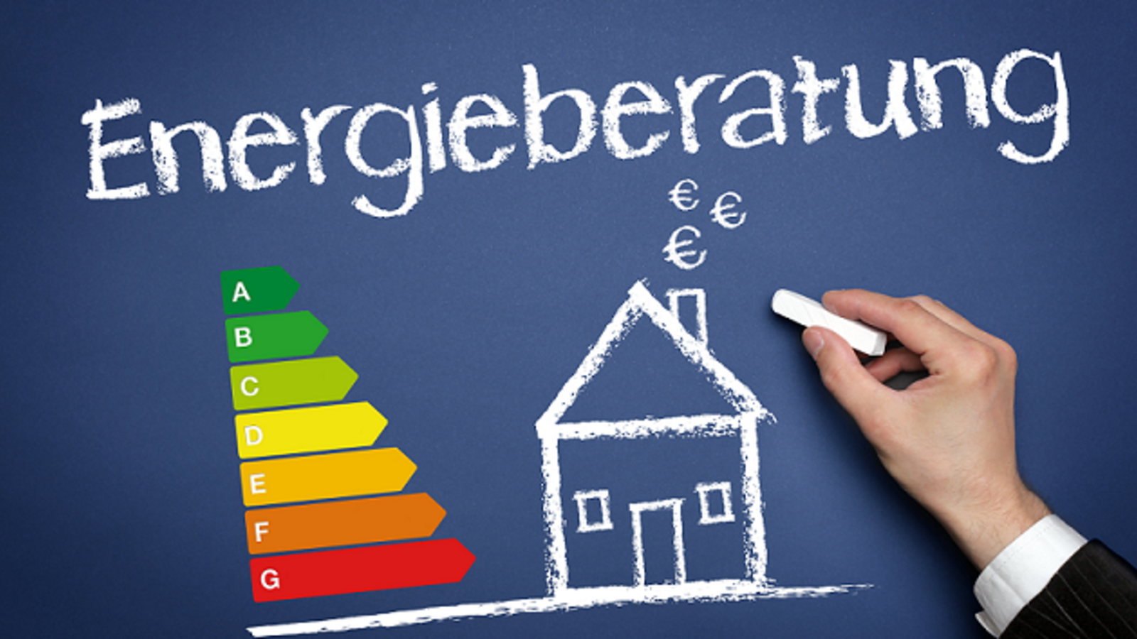 Eine Hand hält ein Stück weiße Kreide. Daneben steht in Kreideschrift: 'Energieberatung' mit einem Haus, aus dessen Schornstein Euro-Zeichen kommen. Daneben eine Skala der Energieeffizienzklassen A++ bis G.