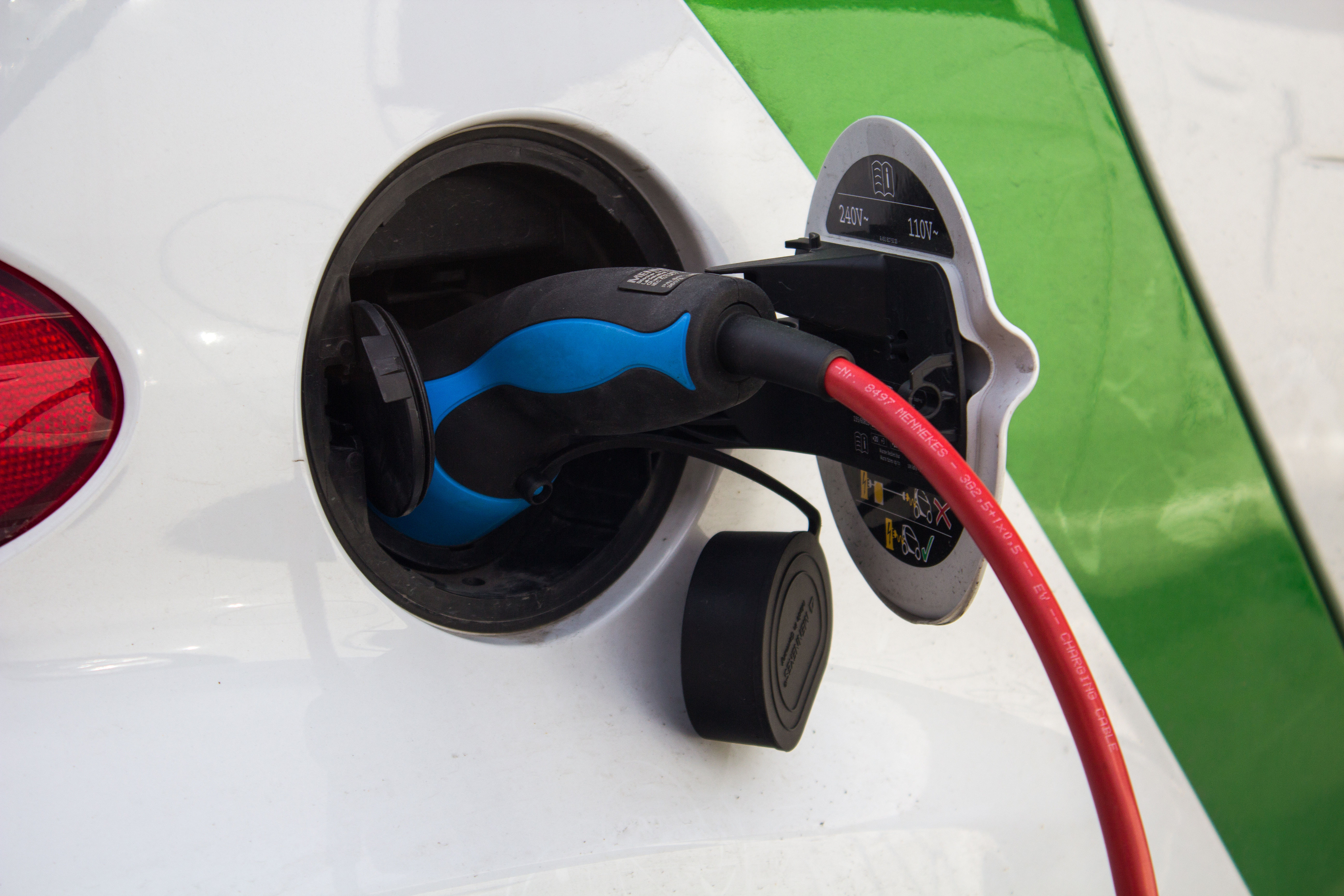 Elektroauto beim tanken