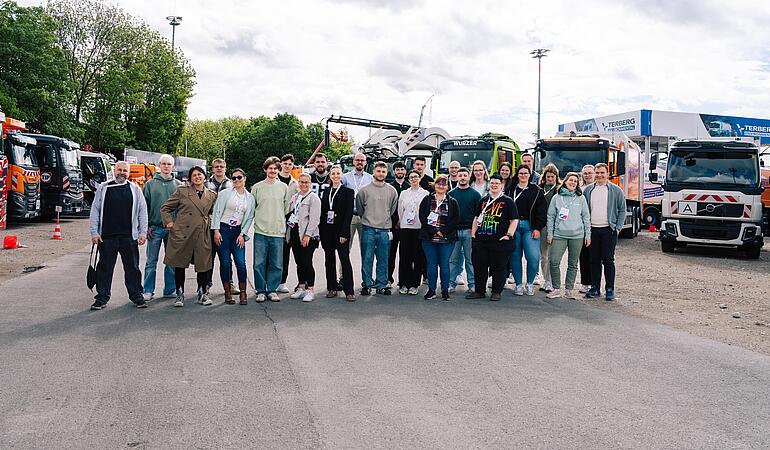 Gruppe von Menschen vor LKWs