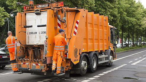 In manchen Ländern sind Trittbretter an Müllfahrzeugen verboten. Eine Untersuchung zeigt, dass es dafür keine Veranlassung gibt.