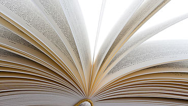 Bücher liegen aufgeschlagen auf weißem Hintergund