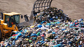 Bagger mit Hausmll