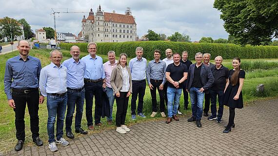 Gruppe von Menschen vor Schloss