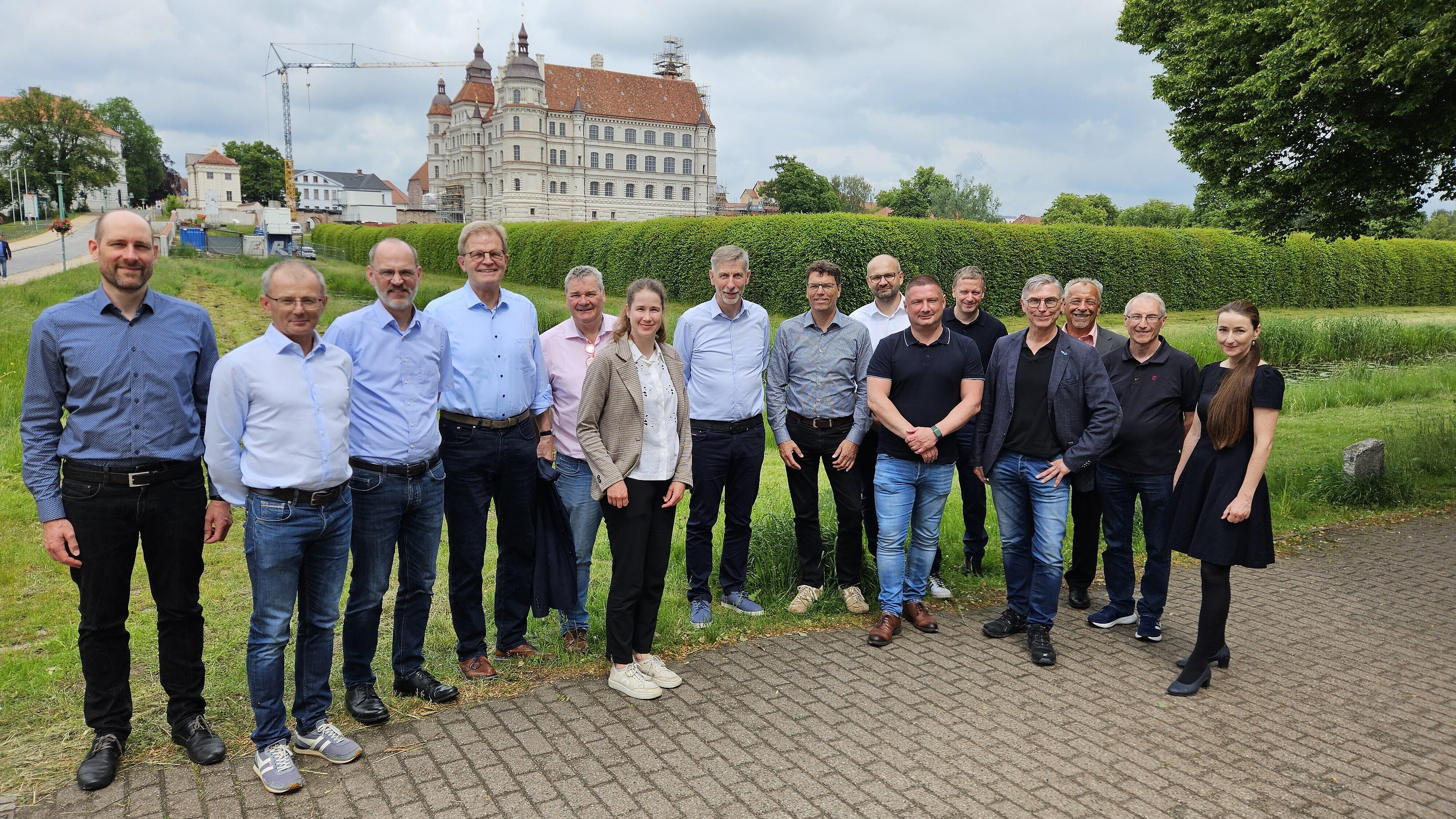 Gruppe von Menschen vor Schloss