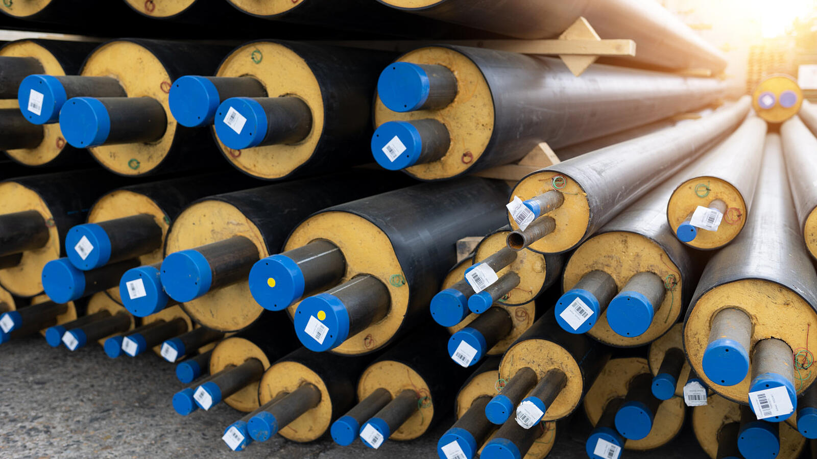 Ein Stapel Rohre mit je zwei Leitungen darin