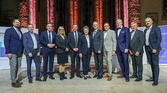 Hier ist ein Gruppenfoto vom Neujahrsempfang mit Ministerin Dr. Lydia Hüskens, Ministerium für Infrastruktur und Digitales (6.v.l.), und Oberbürgermeisterin der Landeshauptstadt Magdeburg Simone Borris (4.v.l.).