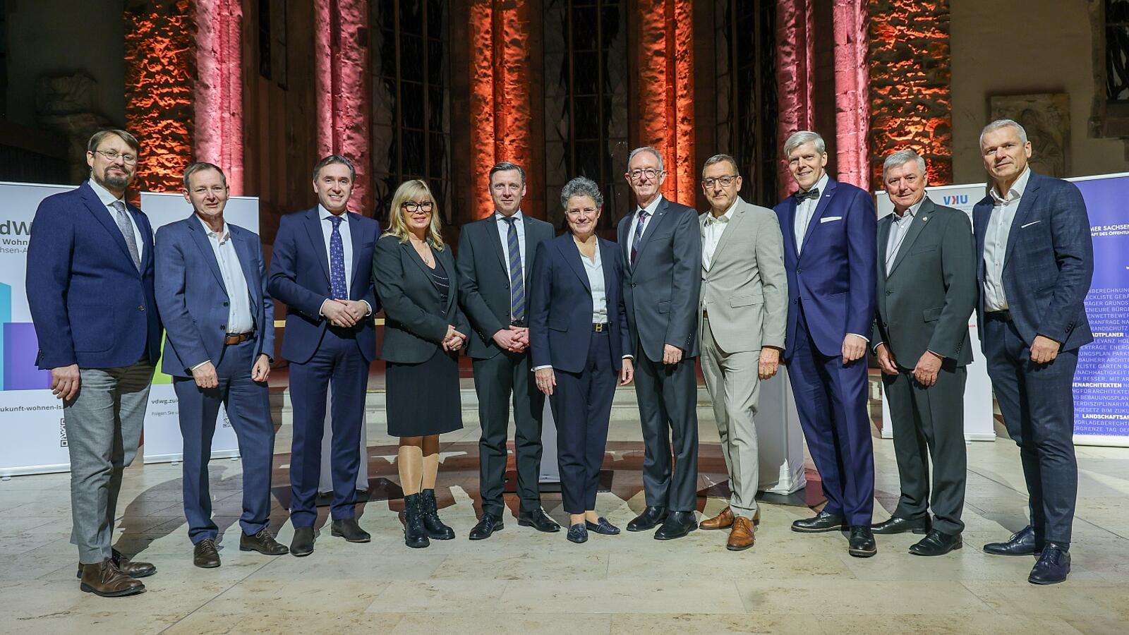 Hier ist ein Gruppenfoto vom Neujahrsempfang mit Ministerin Dr. Lydia Hüskens, Ministerium für Infrastruktur und Digitales (6.v.l.), und Oberbürgermeisterin der Landeshauptstadt Magdeburg Simone Borris (4.v.l.).