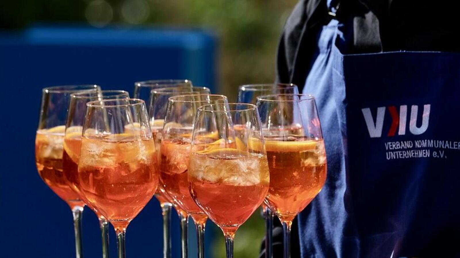 Person hält Tablett mit sechs Gläsern Roséwein