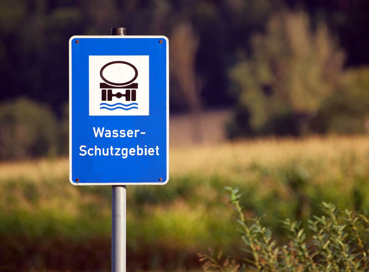 Schilder mit der Aufschrift "Wasser-Schutzgebiet"